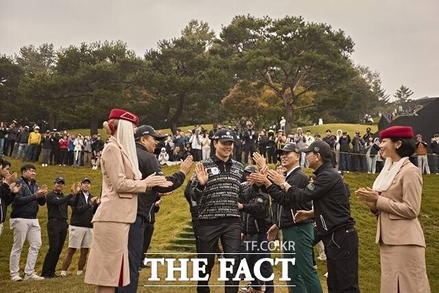 이정환(가운데)이 제네시스챔피언십 우승 직후 많은 사람들의 환호를 받으며 시상식장으로 들어가고 있는 모습./KPGA