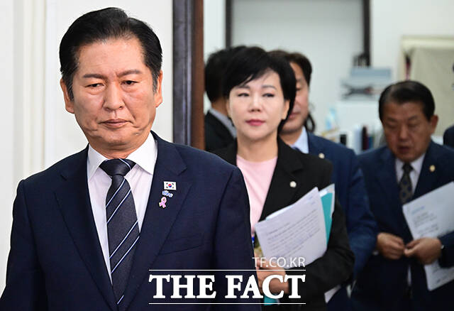 정청래 더불어민주당 대표(사진)는 지난 26일 의원총회에서 법원행정처를 중심으로 법원이 지나치게 폐쇄적이고 수직적이라는 지적이 있다며 법원의 인사와 행정을 보다 공개적이고 투명하게 민주화할 필요가 있다고 강조했다. /남윤호 기자