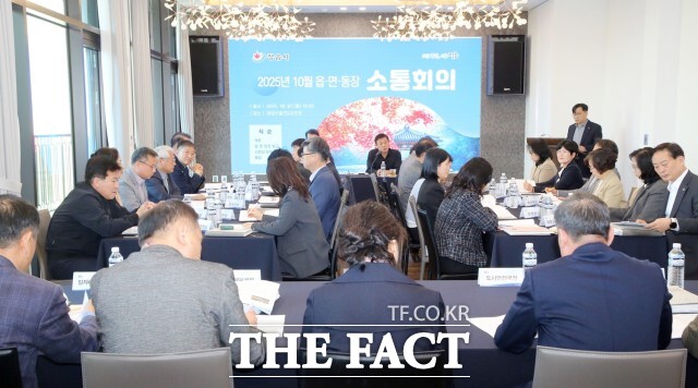 정읍시는 지난 27일 이학수 시장 주재로 읍·면·동장 소통 회의를 열고 시민 안전을 위한 겨울철 시책을 점검하며 주요 지역 현안을 논의했다. /정읍시