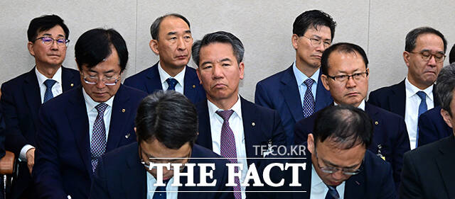 송춘수 농협손해보험 대표, 박병희 농협생명보험 대표, 강태영 농협은행장, 이찬우 농협중앙회 금융대표(뒷줄 왼쪽부터) 등 농협 관계자들이 질의를 듣고 있다.