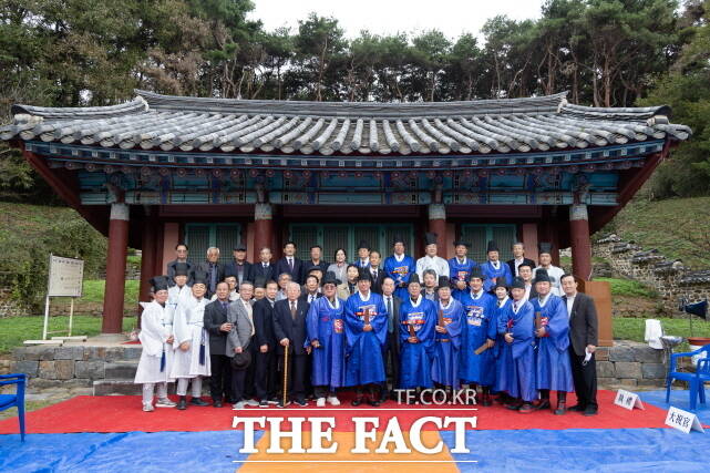 번암 채제공선생의 추계 대제가 지난 26일 청양군 화성면 구재리 상의사에서 열린 가운데 관계자들이 기념촬영을 하고 있다. /청양군