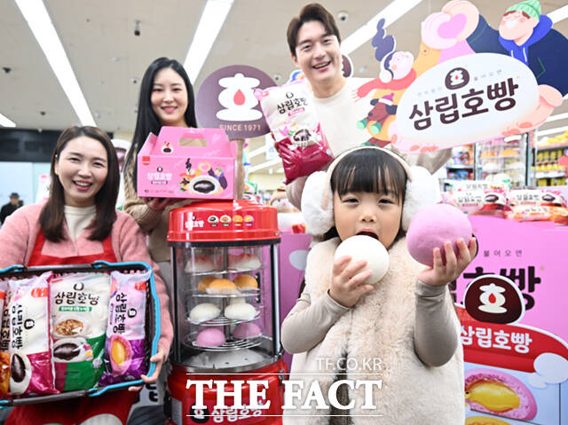 SPC삼립이 겨울 대표 제품인 '삼립호빵' 2025 시즌 신제품 14종을 출시한 가운데, 28일 서울 강동구 GS더프레시 명일점에서 모델들이 호빵을 선보이고 있다. /이새롬 기자