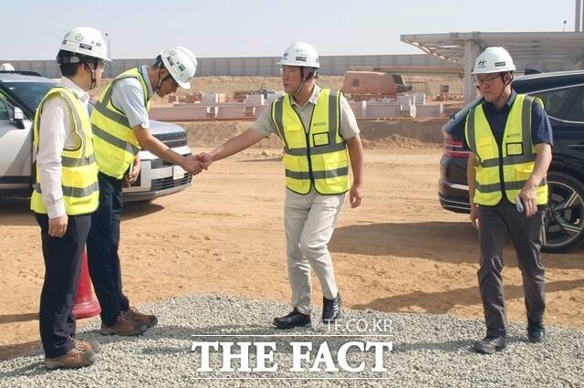 정의선 회장이 현대차 사우디아라비아 생산법인 신공장 건설현장에서 직원들을 격려하고 있다. /현대차