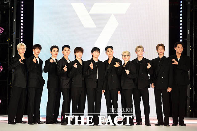 그룹 세븐틴이 글로벌 캐릭터 스머프와 협업해 뮤직비디오와 캐릭터 등을 선보인다. /더팩트 DB
