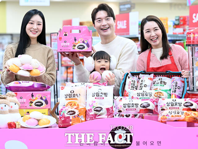 SPC삼립이 겨울 대표 제품인 '삼립호빵' 2025 시즌 신제품 14종을 출시한 가운데, 28일 서울 강동구 GS더프레시 명일점에서 모델들이 호빵을 선보이고 있다. /이새롬 기자