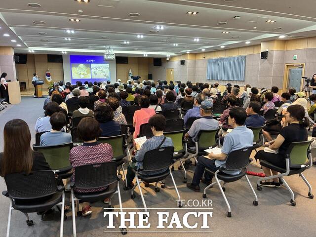 광주 남구가 치매 예방 건강 강좌를 개최하고 있다. /광주 남구