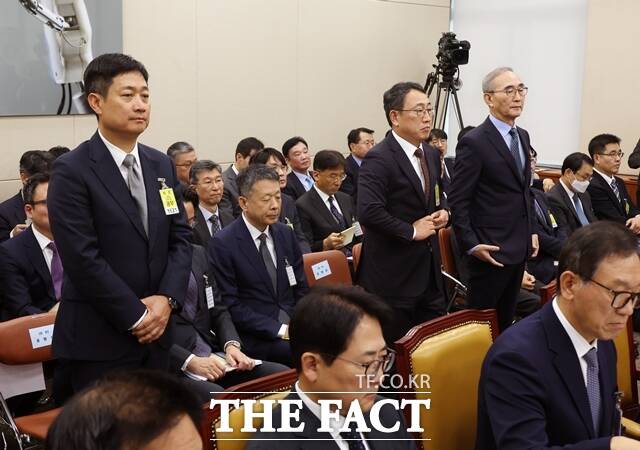 21일 서울 여의도 국회에서 열린 과학기술정보방송통신위원회의 정보통신산업진흥원 등 국정감사에서 홍범식 LG유플러스 대표(왼쪽부터), 유영상 SK텔레콤 대표, 김영섭 KT 대표가 자리에서 일어나 있다. /뉴시스