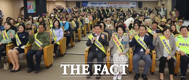 박승원 광명시장이 광명안전단 발대식에서 구호를 선창하고 있다. /광명시