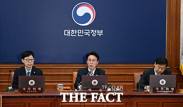 김민석 국무총리가 28일 오전 서울 종로구 정부서울청사에서 열린 국무회의를 주재하며 모두발언을 하고 있다. /임영무 기자