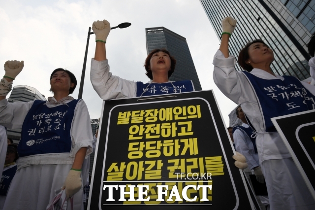 28일 국회 보건복지위원회가 진행한 국정감사에서 장애인 학대 피해 신고는 늘고 있지만 학대피해장애인쉼터 국고보조율은 매년 하락한 것으로 나타났다.사진은 2023년 6월 14일 전국장애인부모연대와 대한불교조계종 사회노동위원회 회원들이 서울 용산구 용산역 앞에서 발달장애인 전 생애 권리기반 지원체계 구축을 촉구하며 구호를 외치는 모습. /남용희 기자