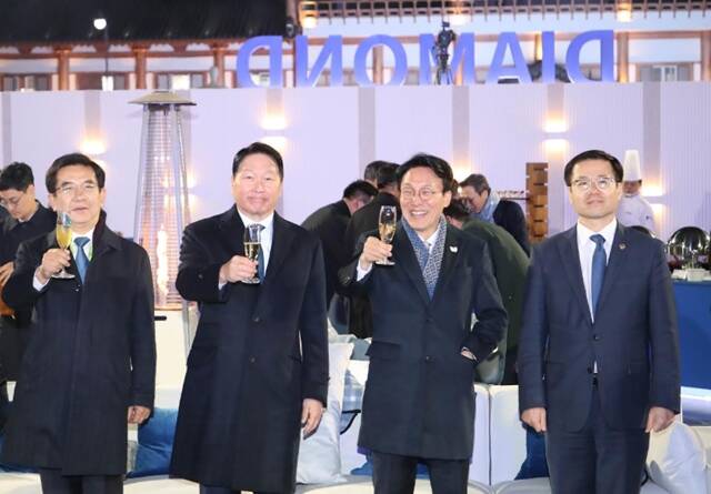 김민석 국무총리(왼쪽에서 세 번째)와 최태원 회장이 참석자들과 건배를 하고 있다. /대한상의