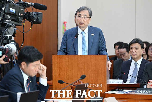 국회 외교통일위원회의 외교부 등에 대한 종합감사에서 긴급현안보고하는 조 장관.