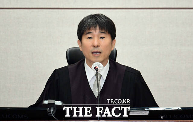 고위공직자범죄수사처(공수처)가 윤석열 전 대통령의 내란 재판을 심리하는 지귀연 서울중앙지법 부장판사에 대한 강제수사를 진행한 것으로 드러났다. 지귀연 부장판사가 지난 4월21일 오전 서울 서초구 서울중앙지법 417호 법정에서 열린 윤석열 전 대통령의 내란 우두머리 혐의 재판을 하기 전 언론 공개에 대한 발언을 하고 있다. 2025.04.21 사진공동취재단