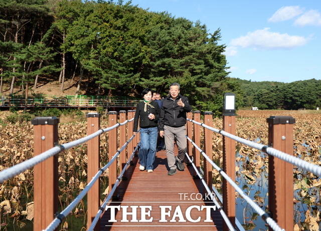 승언2호 수변공원 준공식 이후 가세로 태안군수가 주민과 함께 수변 데크길을 걷고 있다. /태안군