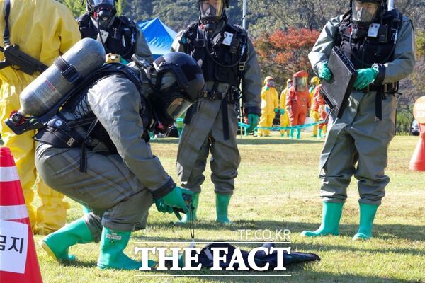 28일 진행된 2025년 대전 대덕구 생물테러 대비·대응 현장훈련에서 탄저균이 살포된 의심 물품을 다중탐지키트를 이용해 검사하고 있다. /대덕구