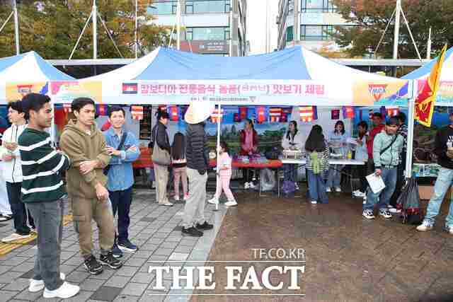 당진시는 26일 외국인 근로자를 대상으로 무료 진료 및 한마음 축제를 개최했다. /당진시