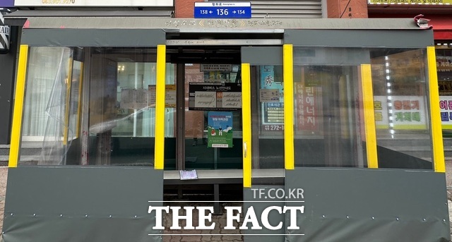 전주시가 겨울철 한파에 대비해 시내버스 승강장에 대한 일제 점검에 나섰다. /전주시