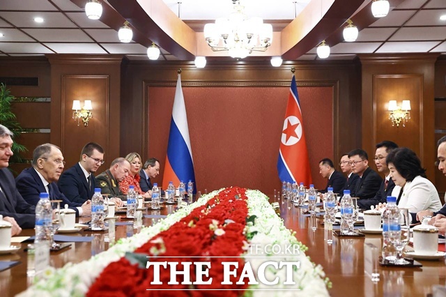 조선중앙통신은 최선희 북한 외무상이 세르게이 라브로프 러시아 외무장관과 진행한 회담 공보문을 28일 공개했다. 사진은 지난 7월 12일 최 외무상이 라브로프 장관과 북한 원산에서 진행한 제2차 전략대화 모습이다. /뉴시스