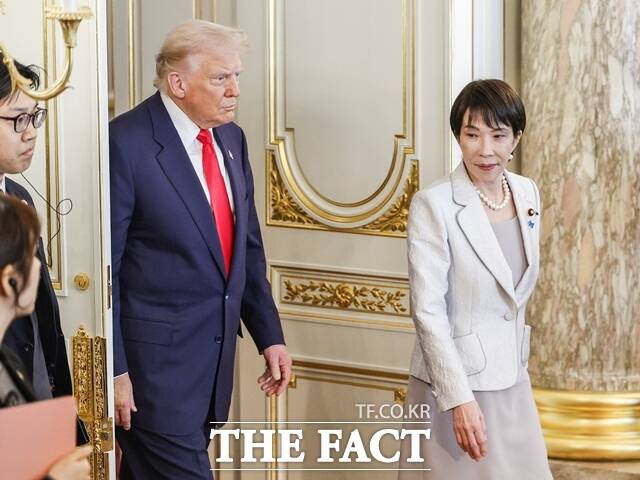 도널드 트럼프 미국 대통령과 다카이치 사나에 일본 총리가 28일 도쿄 아카사카 영빈관에서 미일 정상회담을 가졌다. 사진은 이날 회담장으로 들어오는 트럼프 대통령과 다카이치 총리. /AP.뉴시스