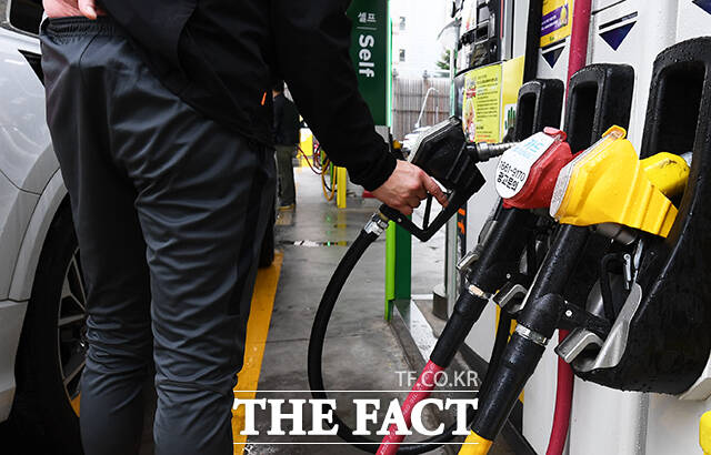 산업통상부는 28일 업계, 유관기관과 석유 시장 점검회의를 열고 내달 1일 시행하는 휘발유, 경유, 액화석유가스(LPG) 등 유류세 일부 환원 관련된 대비사항을 논의했다. /더팩트 DB