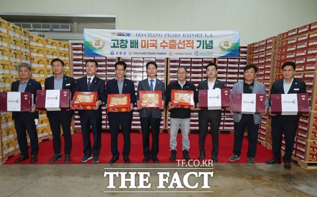 고창배영농조합법인은 28일 고창군 농산물종합유통센터에서 대미수출을 위한 컨테이너 선적작업과 수출 기념식을 가졌다고 밝혔다. /고창군