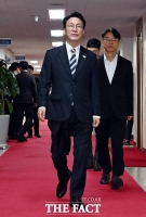  국무회의장 입장하는 김민석 국무총리 [포토]