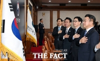  국기에 대한 경례하는 김민석 국무총리 [포토]