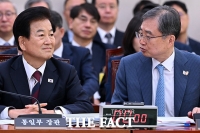  외통위 종합감사에서 대화 나누는 정동영-조현 [포토]