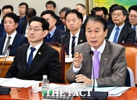  질의에 답변하는 권오을 국가보훈부 장관 [TF사진관]