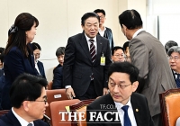  권오을 국가보훈부 장관과 인사하는 김형석 독립기념관장 [TF사진관]