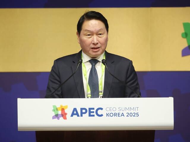 최태원 SK그룹 회장 겸 대한상의 회장이 29일 경북 경주 예술의 전당에서 열린 2025 APEC CEO 서밋 개회식에서 개회사를 하고 있다. /대한상의