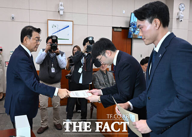 김교흥 국회 문화체육관광위원장이 29일 서울 여의도 국회 문체위 전체회의에서 별도 사유서를 내지 않고 이날 종합국정감사에 불출석한 이배용 전 국가교육위원장, 최응천 전 국가유산청장에 대한 동행명령장을 발부하고 있다. /국회=이새롬 기자