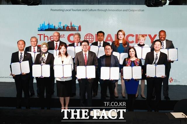 제1회 글로벌도시관광서밋에서 열린 시장회담 참석자들이 공동선언문 서명식을 갖고 있다. /부산시