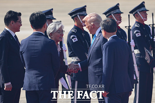 경주 APEC을 계기로 국빈 방한하는 도널드 트럼프 미국 대통령이 29일 부산 김해국제공항에 도착해 강경화 주미한국대사와 인사하고 있다. /APEC 2025 KOREA & 연합뉴스