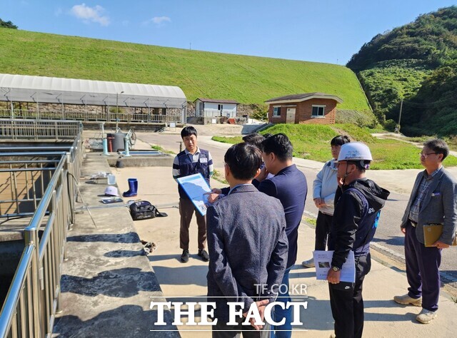 영광군이 23일 연암정수장 수돗물 위생 점검을 실시하고 있다./영광군