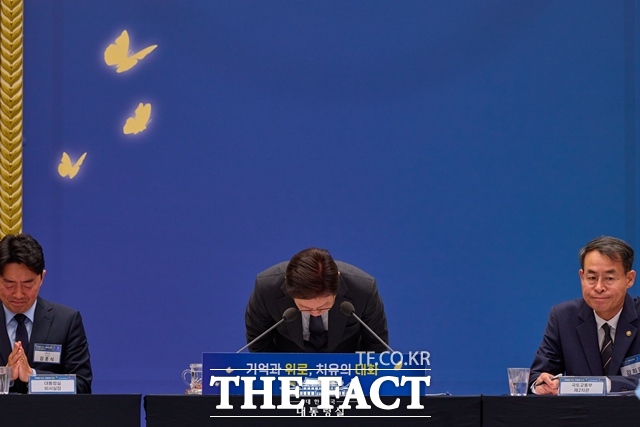 이재명 대통령은 29일 이태원 참사 3주기를 맞아 미흡했던 대응, 무책임한 회피, 충분치 않았던 사과와 위로까지 이 모든 것을 되돌아보고 하나하나 바로 잡아가겠다고 약속했다. 이 대통령이 7월 16일 청와대 영빈관에서 열린 기억과 위로, 치유의 대화 사회적 참사 유가족과 간담회에서 고개를 숙이고 있다. /대통령실