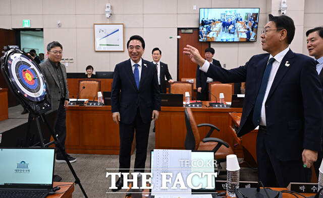 김교흥 국회 문화체육관광위원장(오른쪽)이 29일 서울 여의도 국회에서 열린 문화체육관광위원회의 문화체육관광부, 국가유산청 등 종합감사 속개에 앞서 박수현 의원이 준비한 한궁을 체험하고 있다. /국회=이새롬 기자