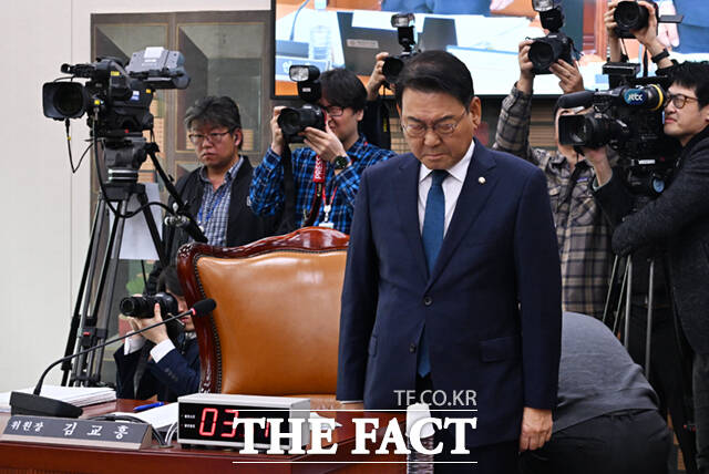 10.29 이태원참사 3주기를 맞은 29일 서울 여의도 국회에서 열린 문화체육관광위원회의 문화체육관광부, 국가유산청 등 종합감사에서 김교흥 위원장이 묵념을 하고 있다.