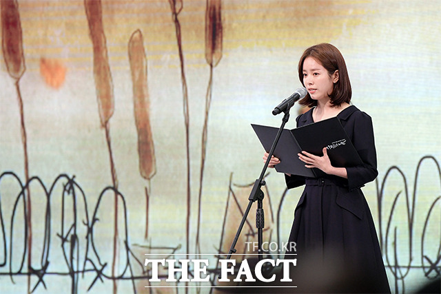 배우 한지민이 14일 오전 서울 용산구 백범김구기념관에서 열린 2019 일본군 위안부 피해자 기림의 날 기념식에 참석해 유족의 편지를 낭독하고 있다. /더팩트 DB