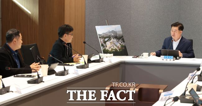 박승원 광명시장이 문화예술복합센터·공공도서관 설계 용역 최종보고회에서 발언하고 있다. /광명시