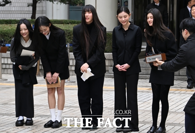 그룹 뉴진스와 소속사 어도어 간 전속계약 소송 1심 결론이 30일 나온다. 뉴진스가 지난 3월 서울중앙지방법원에서 열린 어도어의 기획사 지위 보전 및 광고 계약 체결 금지 가처분 등에 대한 심문기일 출석을 마치고 법원을 나서며 인사하고 있다. /박헌우 기자