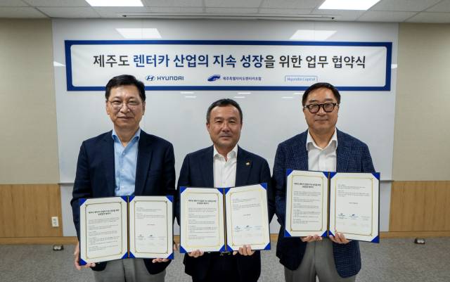 (왼쪽부터) 현대자동차 김승찬 전무, 제주특별자치도렌터카조합 강동훈 이사장, 현대캐피탈 심장수 전무가 지난 28일 현대차 제주지역본부에서 협약식을 체결한 이후 기념사진을 촬영하는 모습. /현대차