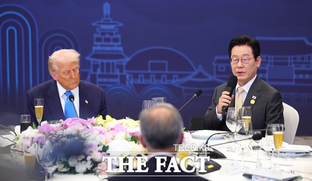 이재명 대통령이 29일 경북 경주 힐튼호텔 그랜드볼룸에서 주최한 정상 특별만찬에서 환영사를 하고 있다. /APEC 2025 KOREA & 연합뉴스