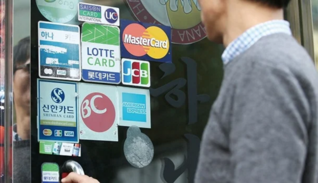 카드업계가 수익 효율을 높이면서 소비자 혜택은 줄어들고 있다. /뉴시스