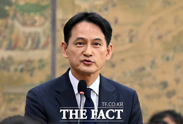 황성운 전 대통령실 문화체육비서관이 29일 서울 여의도 국회에서 열린 문화체육관광위원회의 문화체육관광부, 국가유산청 등 종합감사에 출석해 김건희 씨 국가유산 사적 유용 의혹 관련 질의에 답하고 있다.