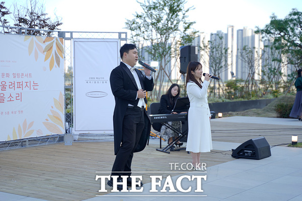 유성선병원이 29일 오후 본관 5층 옥상 정원에서 ‘정원에 울려퍼지는 가을소리’를 주제로 문화 힐링 콘서트를 펼쳤다. /유성선병원