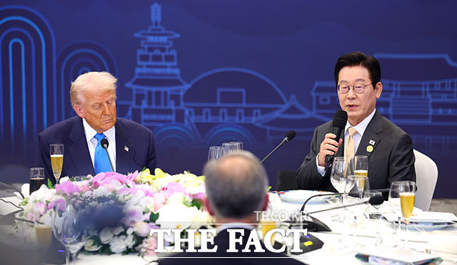 이재명 대통령이 29일 경북 경주 힐튼호텔 그랜드볼룸에서 열린 이 대통령 주최 정상 특별만찬에서 환영사를 하고 있다. /APEC 2025 KOREA