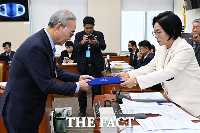 최민희 위원장(오른쪽)에게 선서문 전달하는 김영섭 KT 대표.