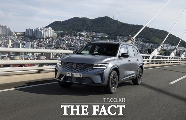 르노코리아자동차는 내달 16일까지 진행되는 2025 코리아세일페스타 기간 동안 역대 최대 규모의 구매 혜택을 제공한다고 29일 밝혔다. 르노코리아의 대표 중형 SUV 그랑 콜레오스 주행 이미지. /르노코리아