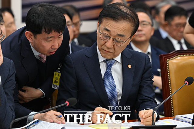 의원 질의 듣고 생각에 잠긴 김 장관.